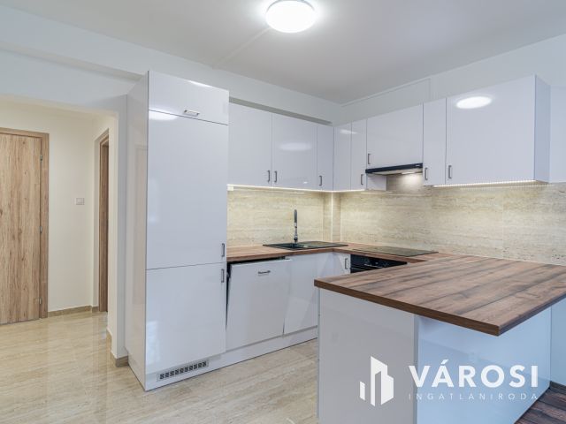 Teljesen felújított első emeleti lakás amerikai konyhával