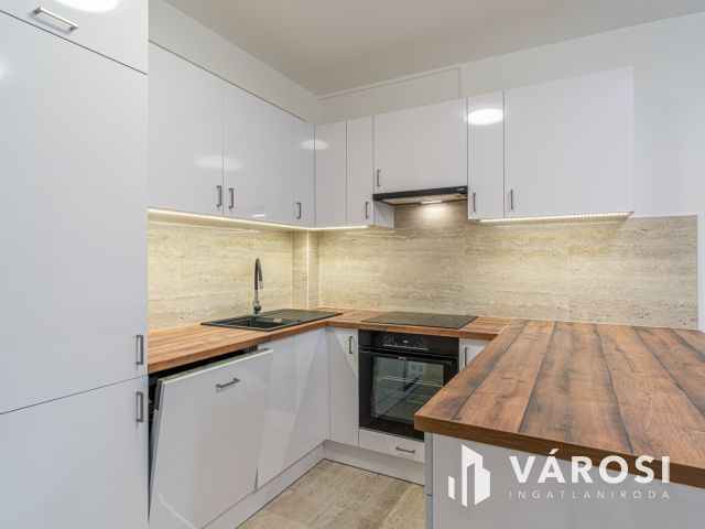 Teljesen felújított első emeleti lakás amerikai konyhával