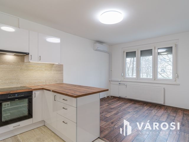 Teljesen felújított első emeleti lakás amerikai konyhával
