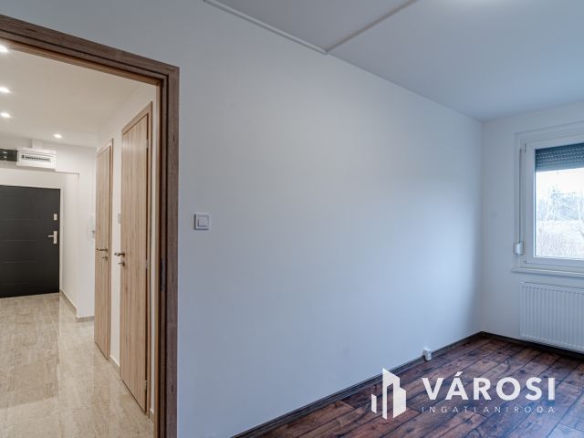 Teljesen felújított első emeleti lakás amerikai konyhával