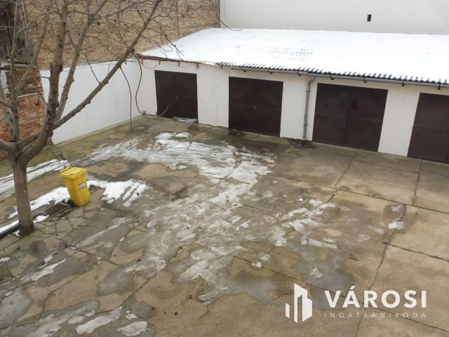 Profitot gyártó ház,jó befektetéssel együtt eladó.