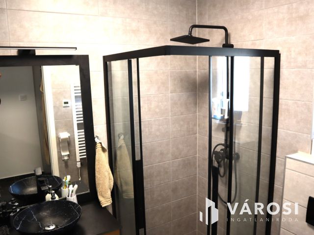 Újszerű, földszinti, kertkapcsolatos lakás Sóstón eladó