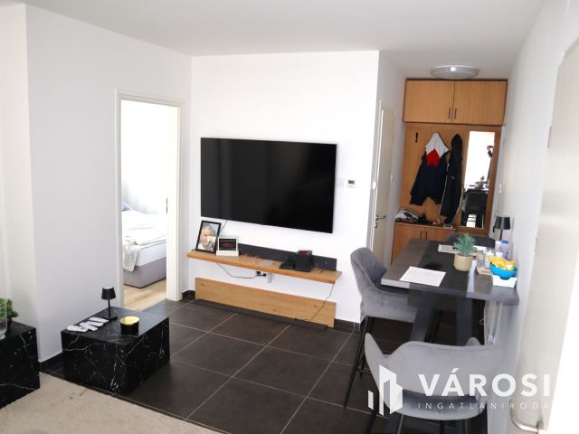 Újszerű, földszinti, kertkapcsolatos lakás Sóstón eladó