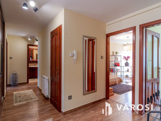 Egy dupla teraszos penthouse jellegű lakás Alsóvároson