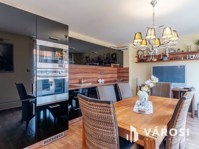 Egy dupla teraszos penthouse jellegű lakás Alsóvároson