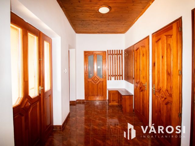 120 m² tégla ház új tetővel és szép udvarral