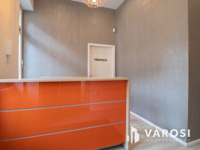 15 m2-es, 3. emeleti iroda kiadó a Podmaniczky utcában