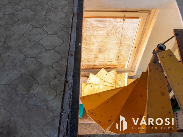 Panorámás zártkerti telek háromszintes kis házzal Tinnyén