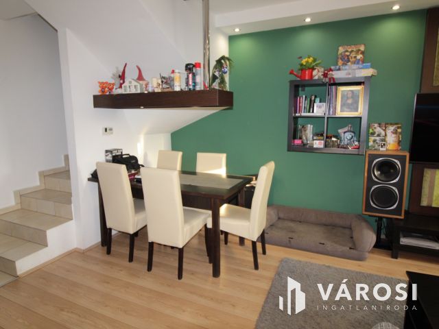 Újszerű, belső kétszintes modern lakás eladó Deszken