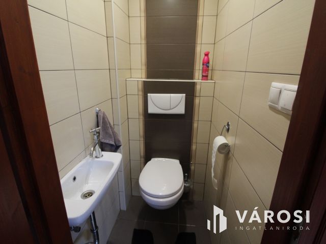 Újszerű, belső kétszintes modern lakás eladó Deszken