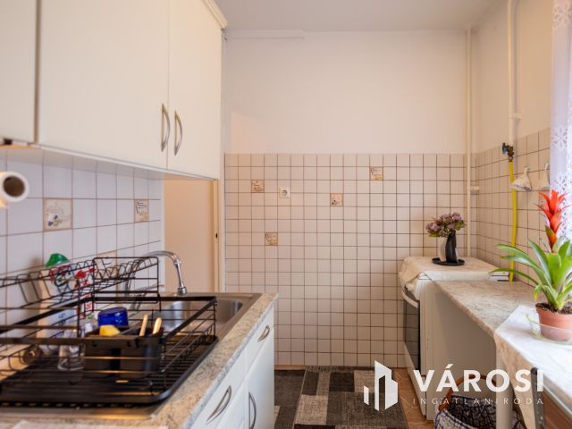 Loggiás panellakás ötszintes házban a Csorba utcában eladó