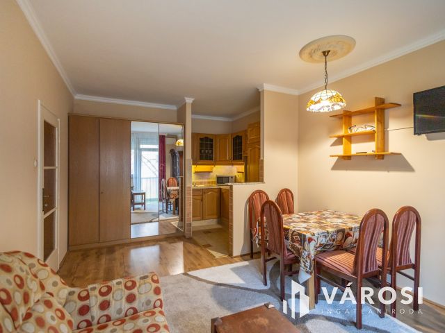 Belvárosi lakás, felújítva – csak költözni kell!