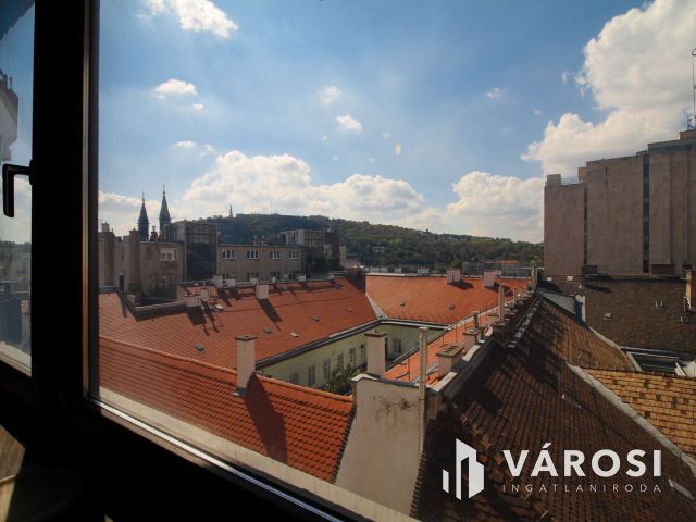 Citadellára néző belvárosi lakás eladó